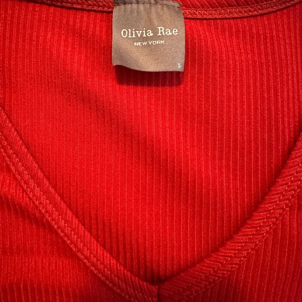 Cropped V-neck T-shirt - Picture 2 of 2